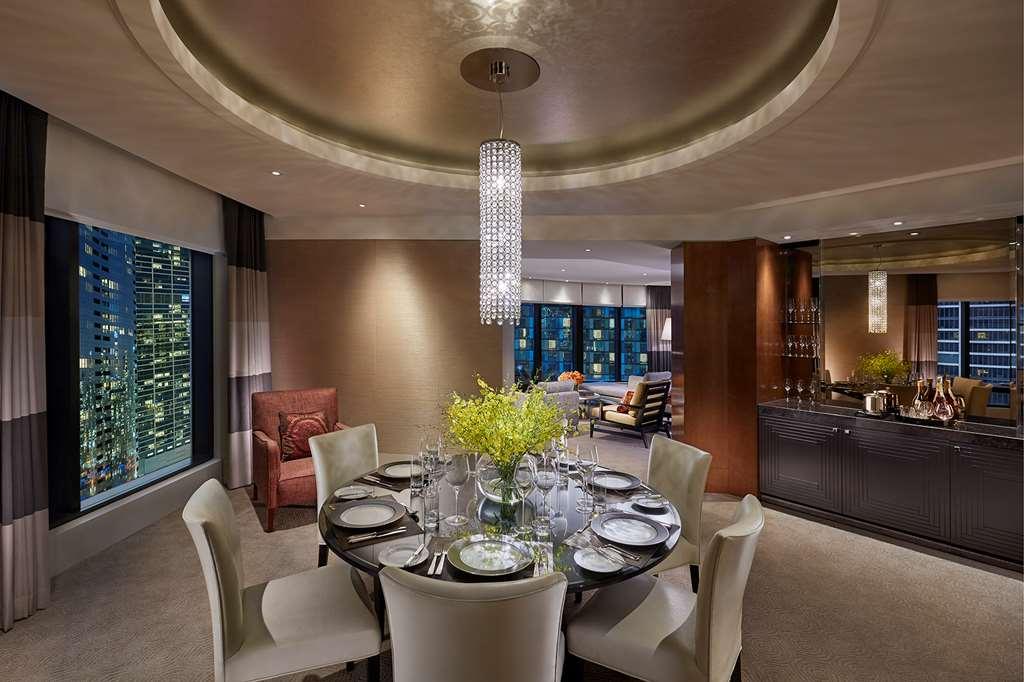 Готель Crown Towers Мельбурн Номер фото The dining room of a suite at the Ritz-Carlton, Singapore