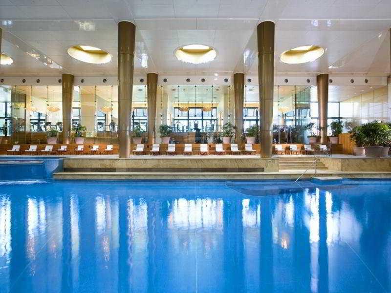 Готель Crown Towers Мельбурн Екстер'єр фото The pool at the InterContinental