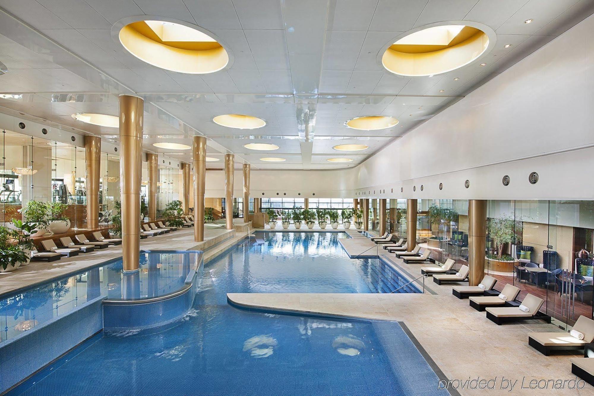 Готель Crown Towers Мельбурн Екстер'єр фото The pool at the spa
